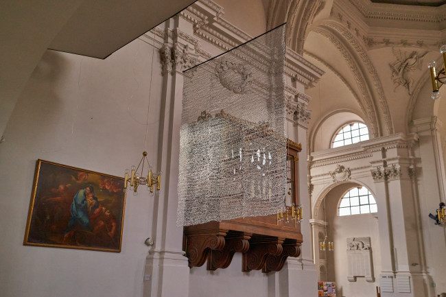 Installation unter der Orgelempore